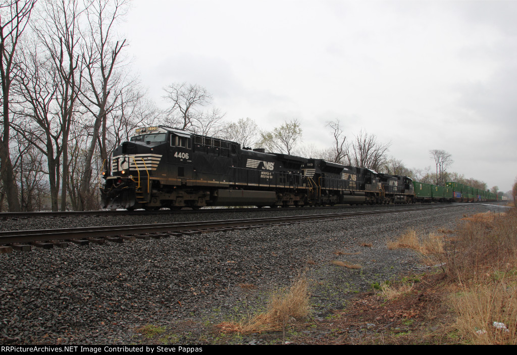NS 4406 takes train 25G through Cove PA